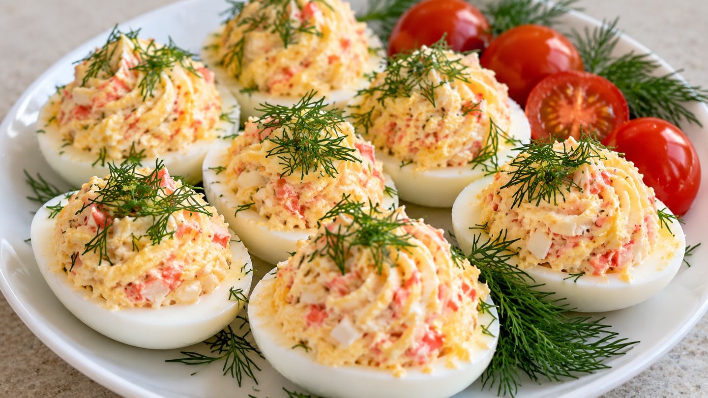 Рецепт: Яйця фаршировані сиром, часником і крабовими паличками